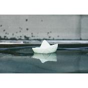 Jouet de bain et de dentition oli and carol - bateau origami blanc