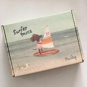 Souris maileg à la plage - Petite soeur planche de surfeur et voile