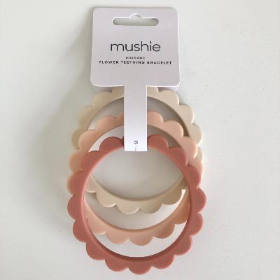 Bracelets fleurs maman / anneau dentition silicone mushie - blush, rose, sand