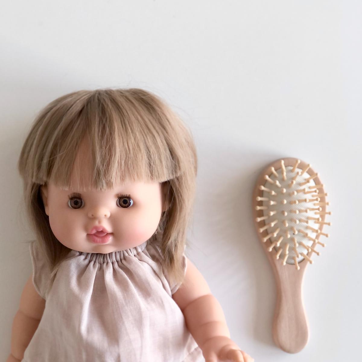 Brosse à cheveux pour poupée en bois naturel - Egmont Toys l little home  Minikane Paola reina