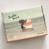 Souris maileg à la plage - Petit frère planche de surfeur et voile