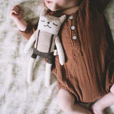 Peluche Doudou faon salopette wild MAIN SAUVAGE l www.little-home.fr Poupée Peluche tricot retro vintage