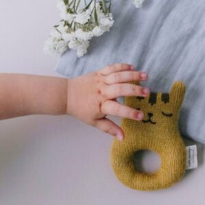 Hochet d'éveil bébé tigre moutarde MAIN SAUVAGE l www.little-home.fr Jouet Naissance éveil Montessori