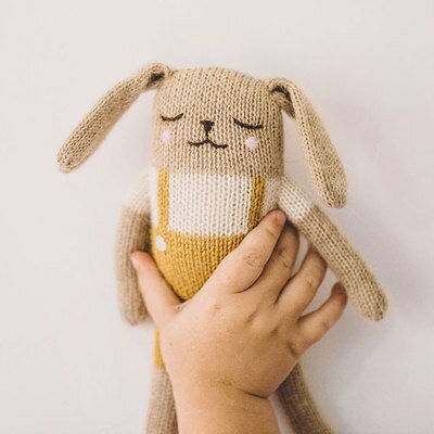Peluche Doudou tricot Bunny Lapin ocre MAIN SAUVAGE