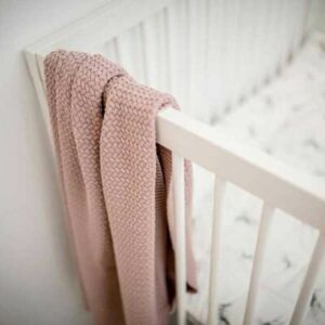 Couverture tricot naissance rose pastel MIES and Co