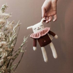 Peluche Doudou agneau pull sienne MAIN SAUVAGE l www.little-home.fr Poupée