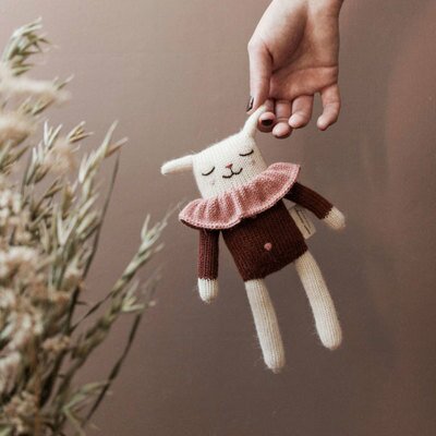 Peluche Doudou agneau pull sienne MAIN SAUVAGE l www.little-home.fr Poupée