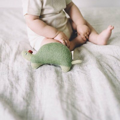 Doudou Peluche tricot tortue vert MAIN SAUVAGE l www.little-home.fr Peluche Doudou Naissance Premier âge