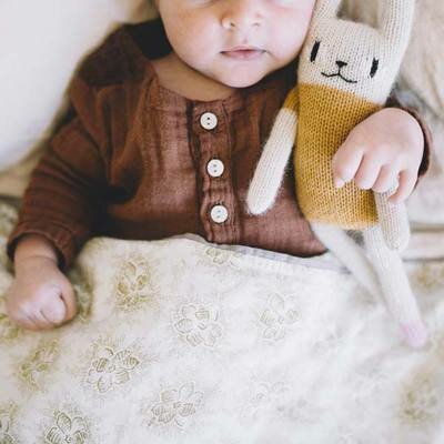 Peluche Doudou lapin rabbit jaune MAIN SAUVAGE l www.little-home.fr Poupée Peluche tricot retro vintage