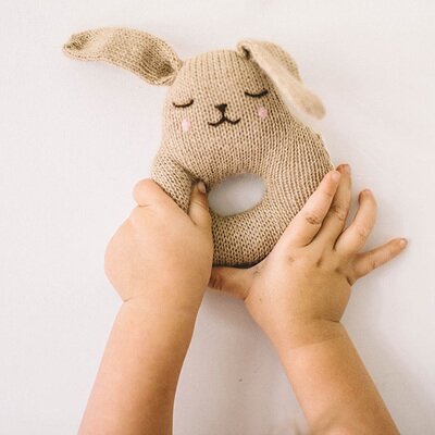 Hochet éveil bébé lapin MAIN SAUVAGE l www.little-home.fr Jouet Portique