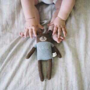 Peluche Doudou tricot ours LOVE bleu ciel MAIN SAUVAGE l www.little-home.fr Peluche tricot vintage Ciel