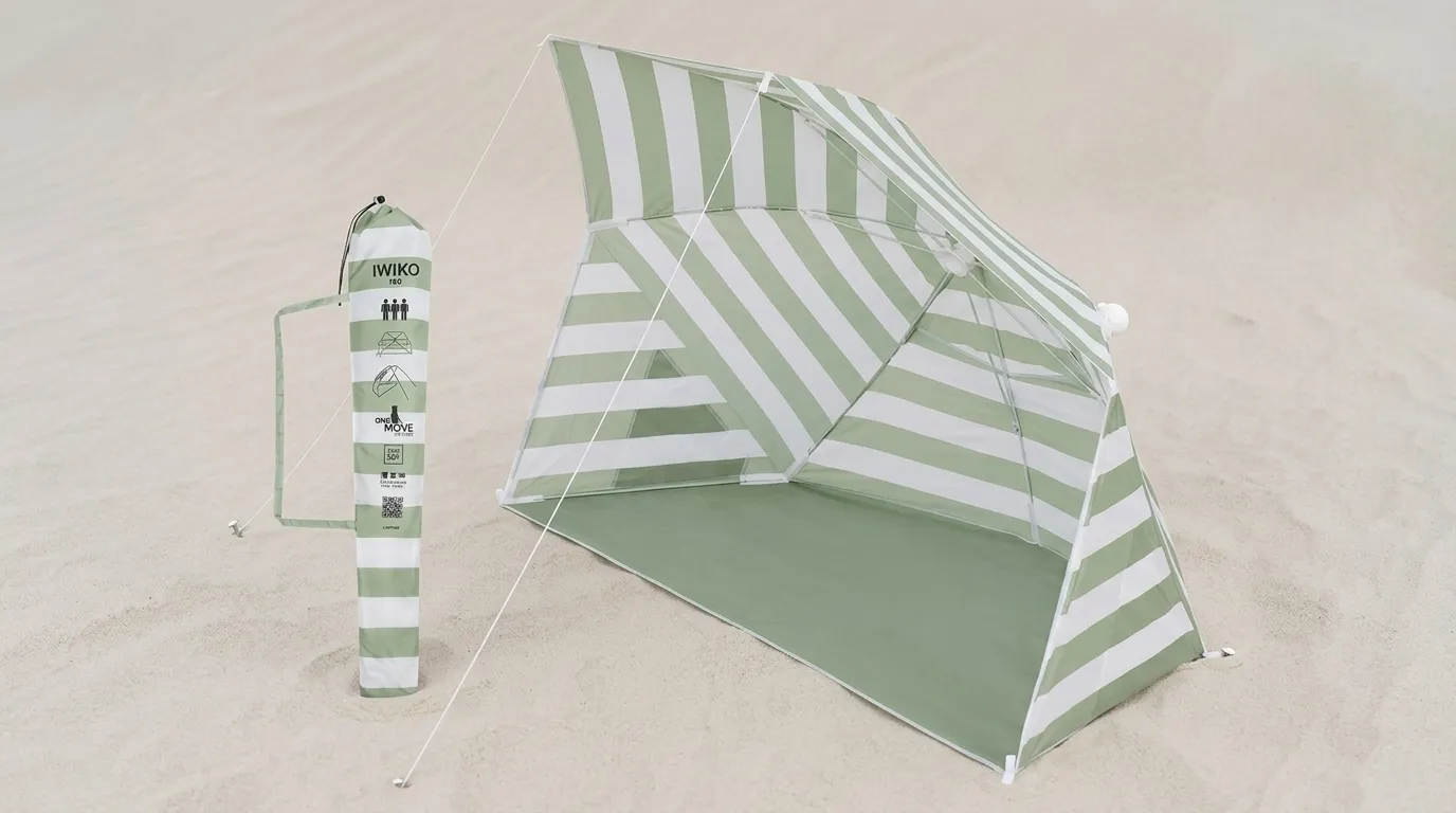 Tente rayée vert et blanc avec sac de transport cylindrique