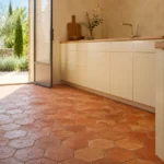 Les tomettes hexagonales en terre cuite de Leroy Merlin séduisent ceux qui en ont assez du grand carrelage lisse sans caractère
